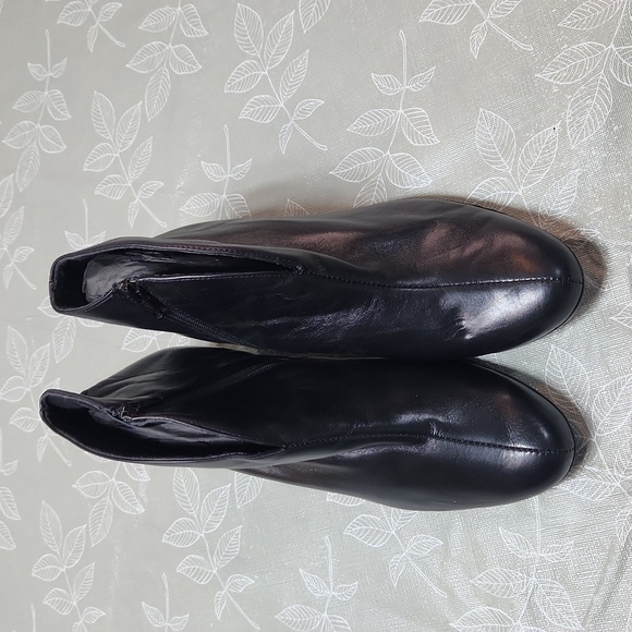 Munro Ankle Boot - Picture 1 of 10